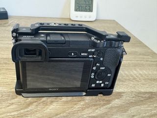 Cámara Sony A6500 con jaula y trípode
