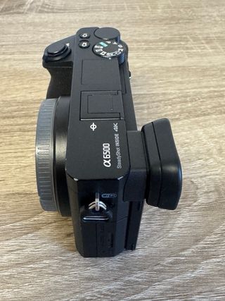 Cámara Sony A6500 con jaula y trípode