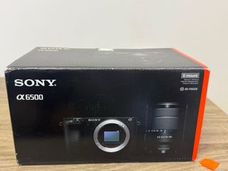 Cámara Sony A6500 con jaula y trípode