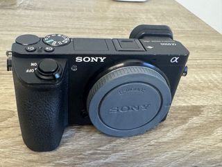 Cámara Sony A6500 con jaula y trípode