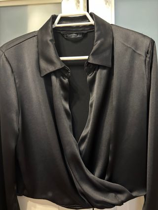Blusa negra satinada cruzada