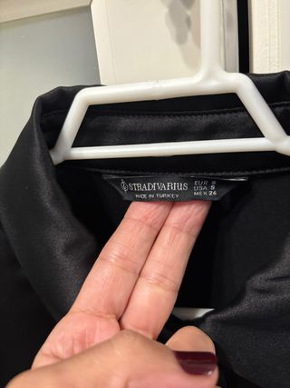 Blusa negra satinada cruzada