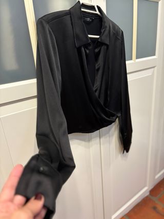 Blusa negra satinada cruzada