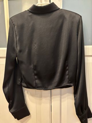 Blusa negra satinada cruzada