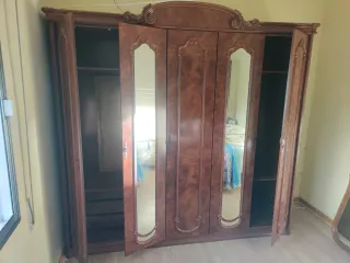 Armario de madera con espejos