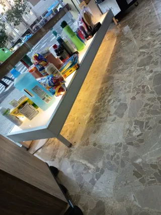 Mesa expositora con luz