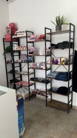 Estantería metálica y madera