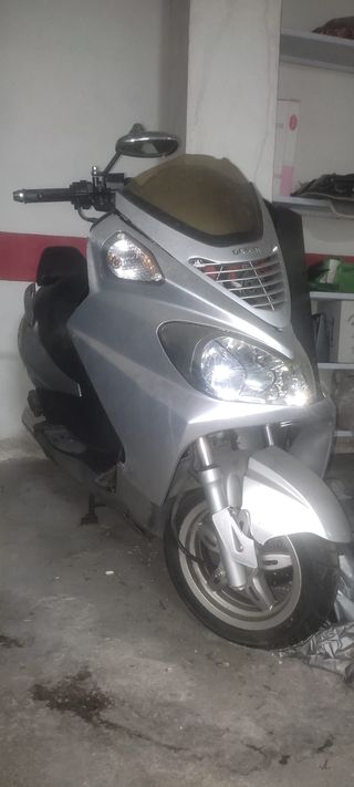 Daelim S2 125 con golpe lateral