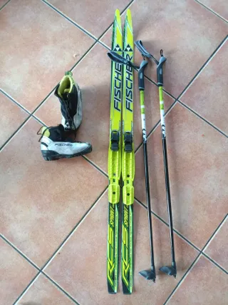 Esquís Fischer, botas y bastones.