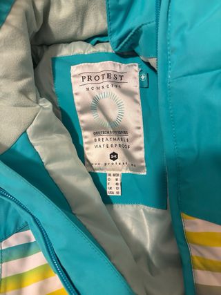 Traje de nieve color turquesa