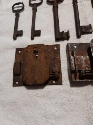 Lotes de llaves y cerraduras antiguas