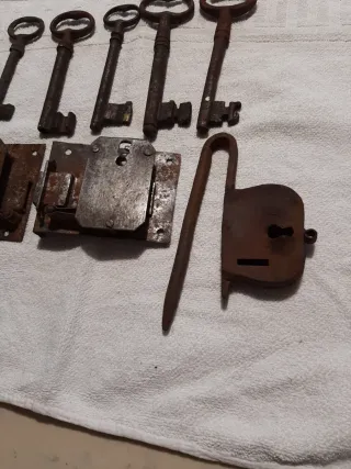 Lotes de llaves y cerraduras antiguas