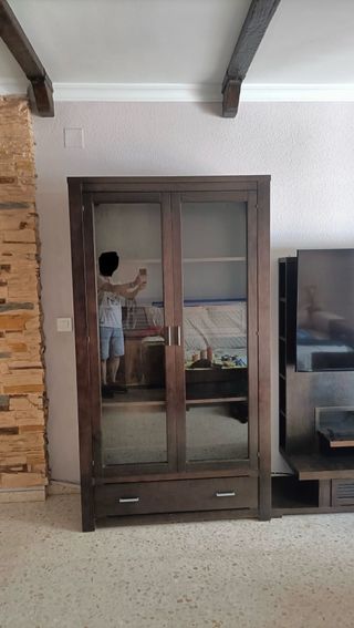 Vitrina de madera maciza con puertas de cristal