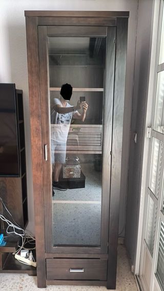 Vitrina de madera maciza con puertas de cristal