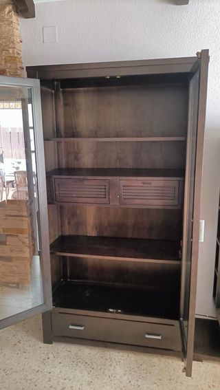 Vitrina de madera maciza con puertas de cristal
