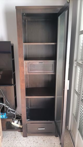 Vitrina de madera maciza con puertas de cristal