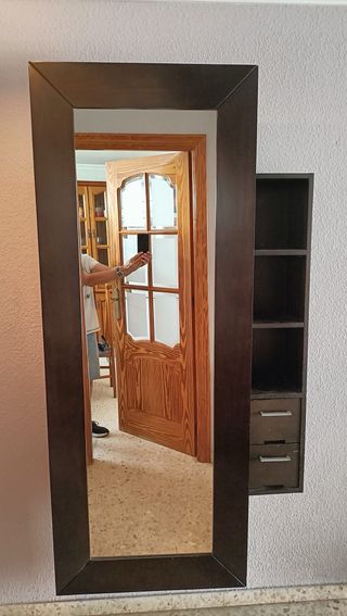 Vitrina de madera maciza con puertas de cristal