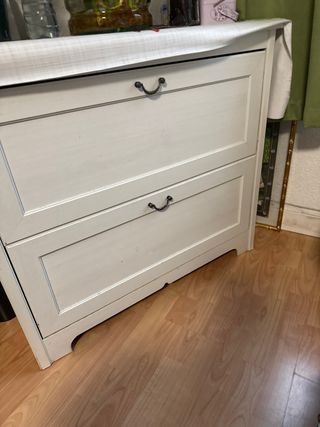 Cajonera blanca de madera con tiradores