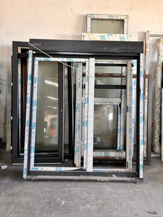 Ventana practicable y fijo gris