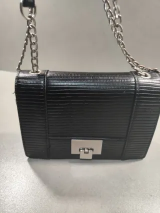 Bolsito negro Stradivarius