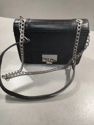 Bolsito negro Stradivarius