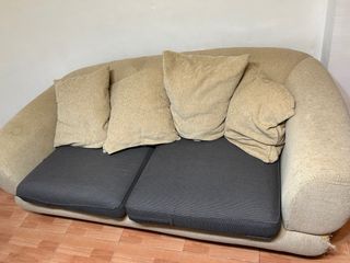 Sofá beige y gris de tela