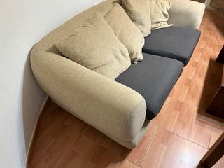 Sofá beige y gris de tela