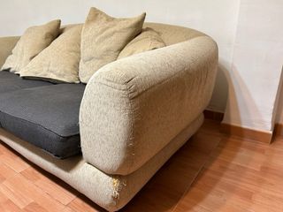 Sofá beige y gris de tela