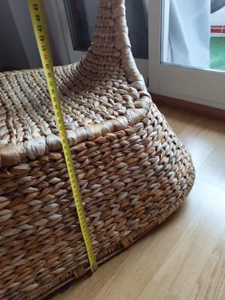 Poltrona dondolo in vimini con foglie di palma