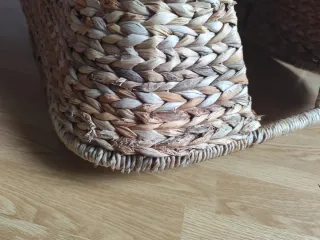 Poltrona dondolo in vimini con foglie di palma