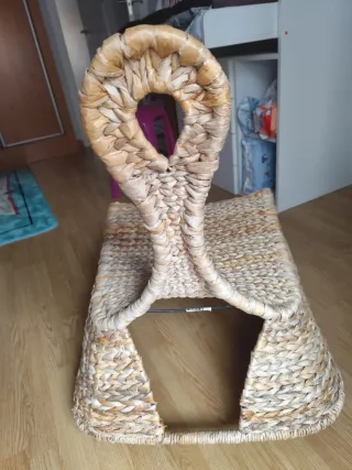 Poltrona dondolo in vimini con foglie di palma