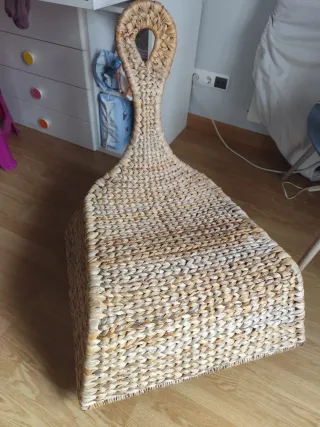 Poltrona dondolo in vimini con foglie di palma