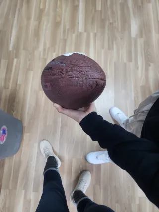 Balón de Fútbol Americano esta marcado con un nomb