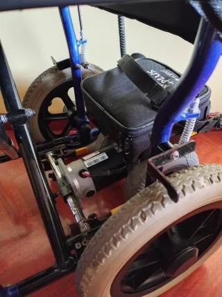 Silla de ruedas con cinturón INVACARE y con motor