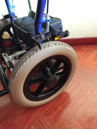 Silla de ruedas con cinturón INVACARE y con motor