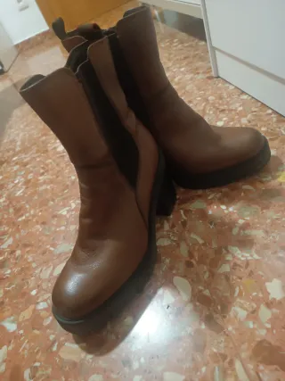 Botas de piel marrón con tacón