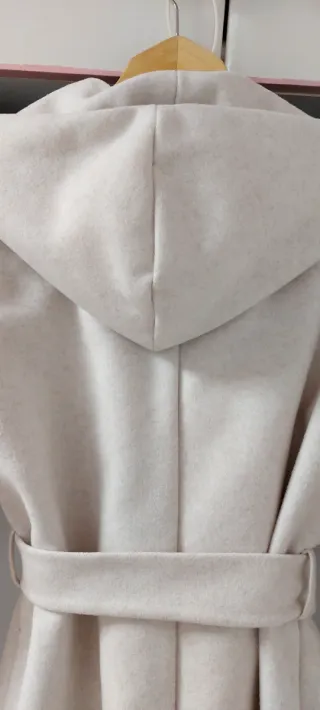 Abrigo Zara Beige con Capucha y Cinturón