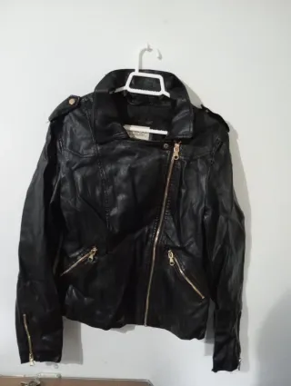 Sudadera negra con cremallera