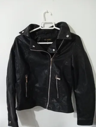 Sudadera negra con cremallera