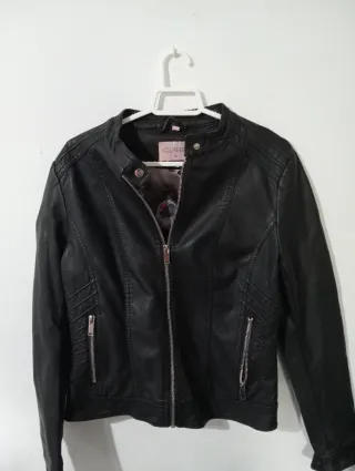 Sudadera negra con cremallera