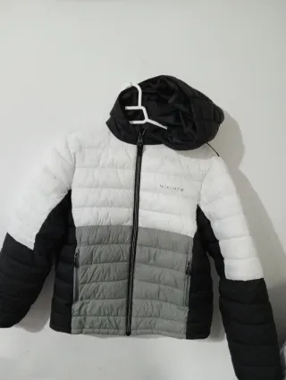 Sudadera negra con cremallera