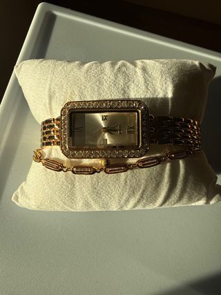 Reloj dorado con diamantes