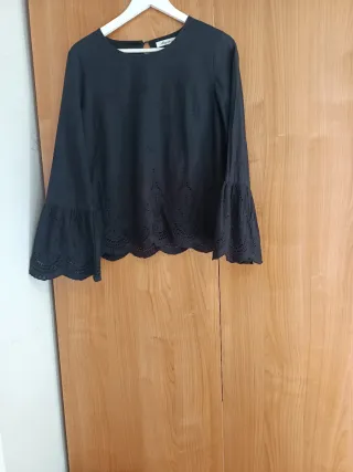 Blusa negra bordada talla L