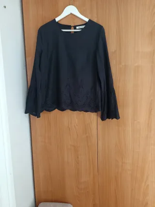 Blusa negra bordada talla L