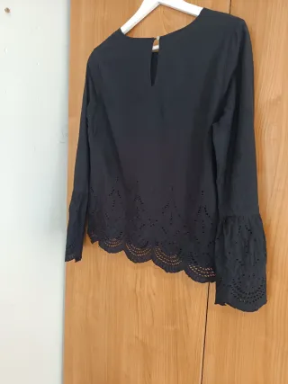 Blusa negra bordada talla L