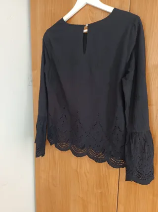Blusa negra bordada talla L