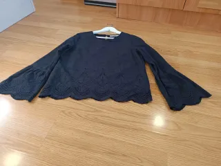 Blusa negra bordada talla L