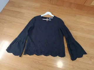 Blusa negra bordada talla L