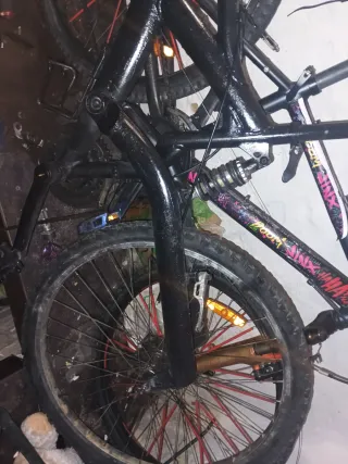 Bicicleta negra PARA REPARAR