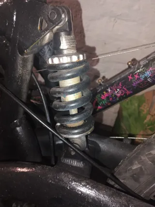 Bicicleta negra PARA REPARAR